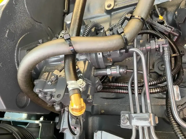 Vue rapprochée d'une pièce ou d'une fonction du générateur AKSA Iveco NEF 136